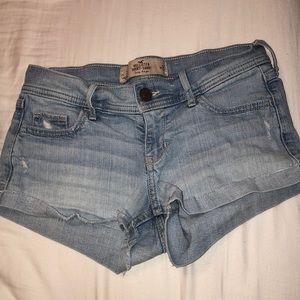 light wash low rise hollister jean shorts SIZE 1